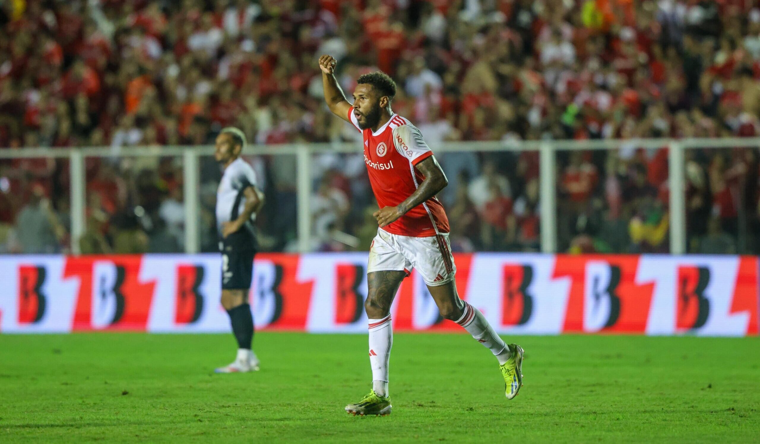 Corinthians perde para o Internacional e dorme na zona de rebaixamento