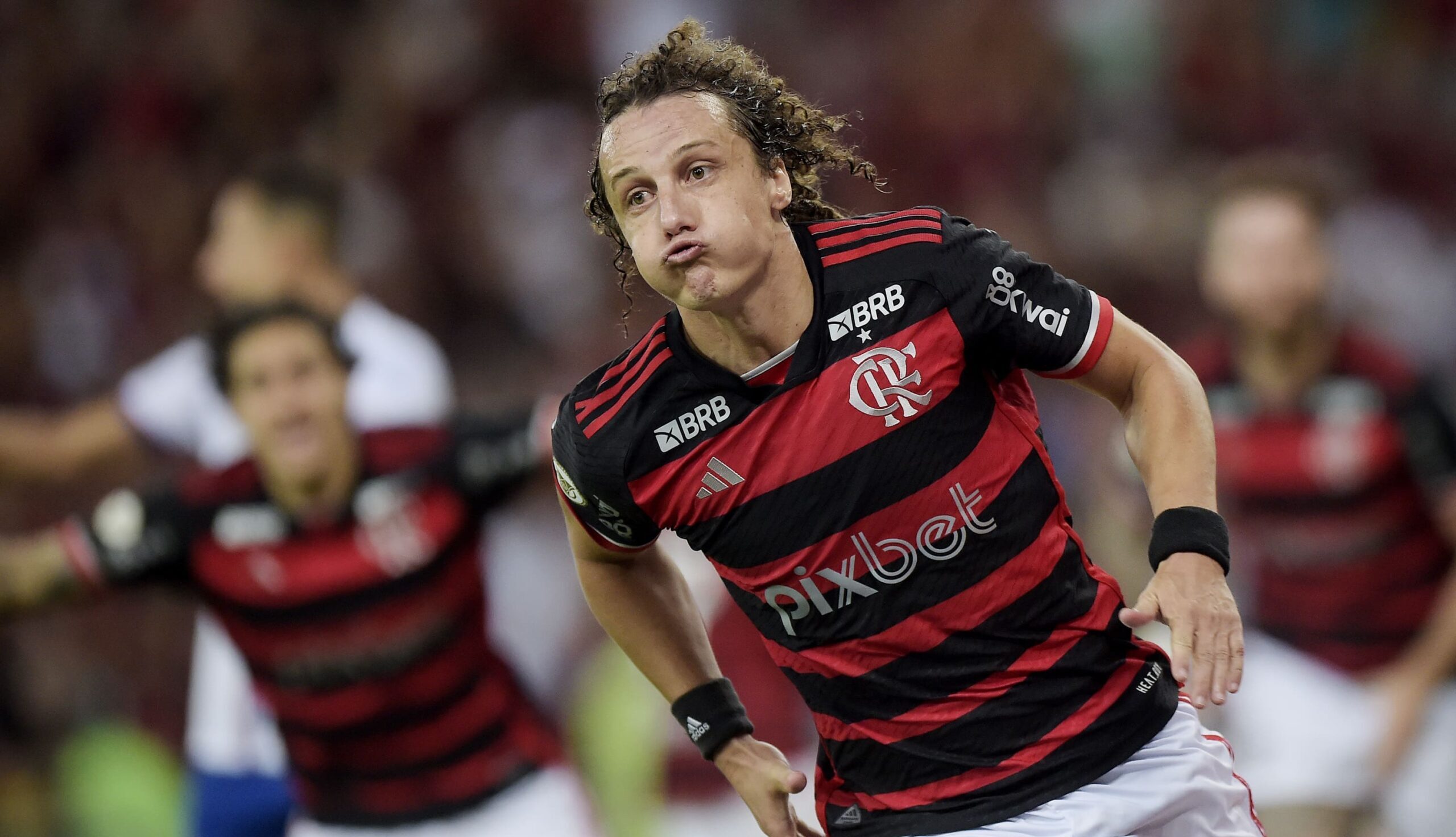 David Luiz marca no último minuto e Flamengo assume a liderança do Brasileirão