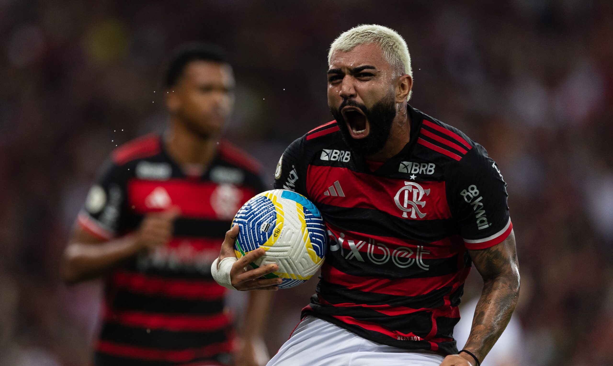 Fica ou sai? Gabigol 'cutuca' jornalista que disse que o atacante não quer renovar com o Flamengo