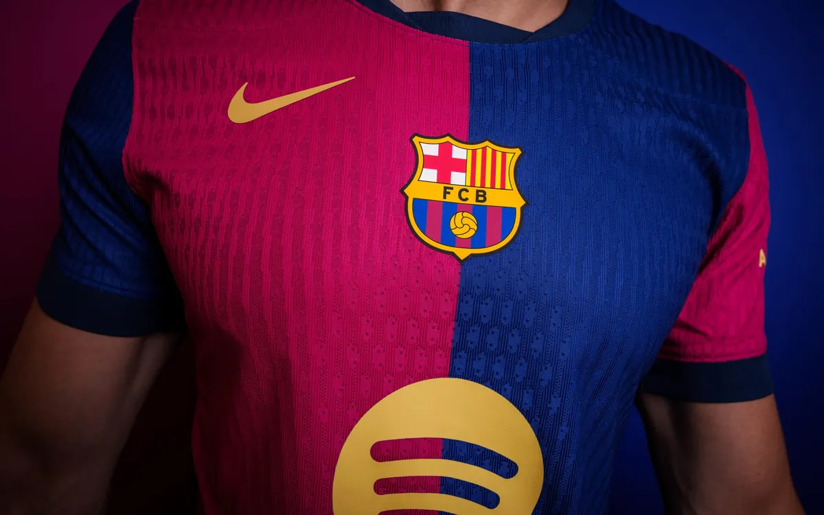 Barcelona lança nova camisa com design retrô e Ronaldinho como garoto propaganda