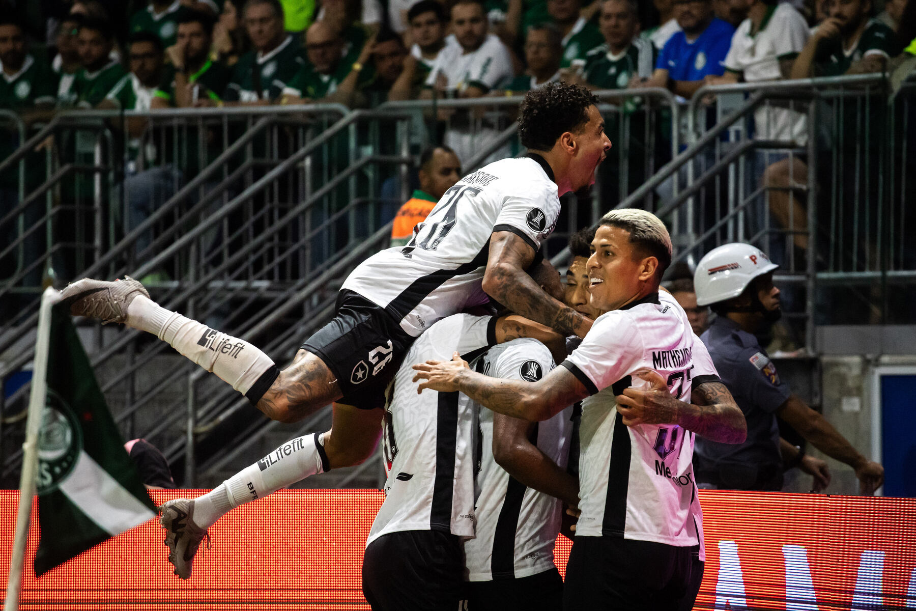 Análise: Botafogo avança, mas mostra que ainda é um time desestabilizado emocionalmente