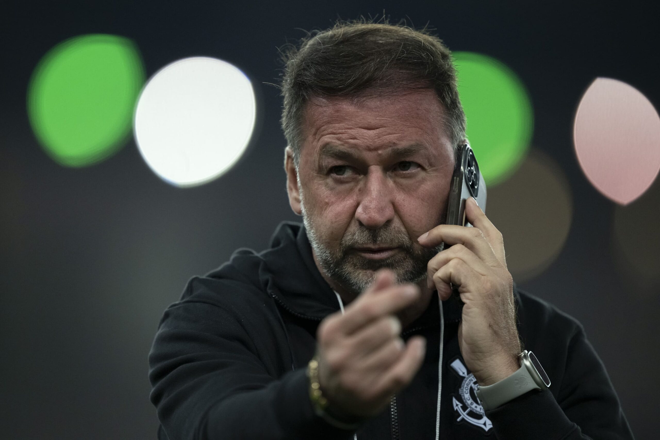 Augusto Melo pode sofrer impeachment após conselheiros oficializarem pedido