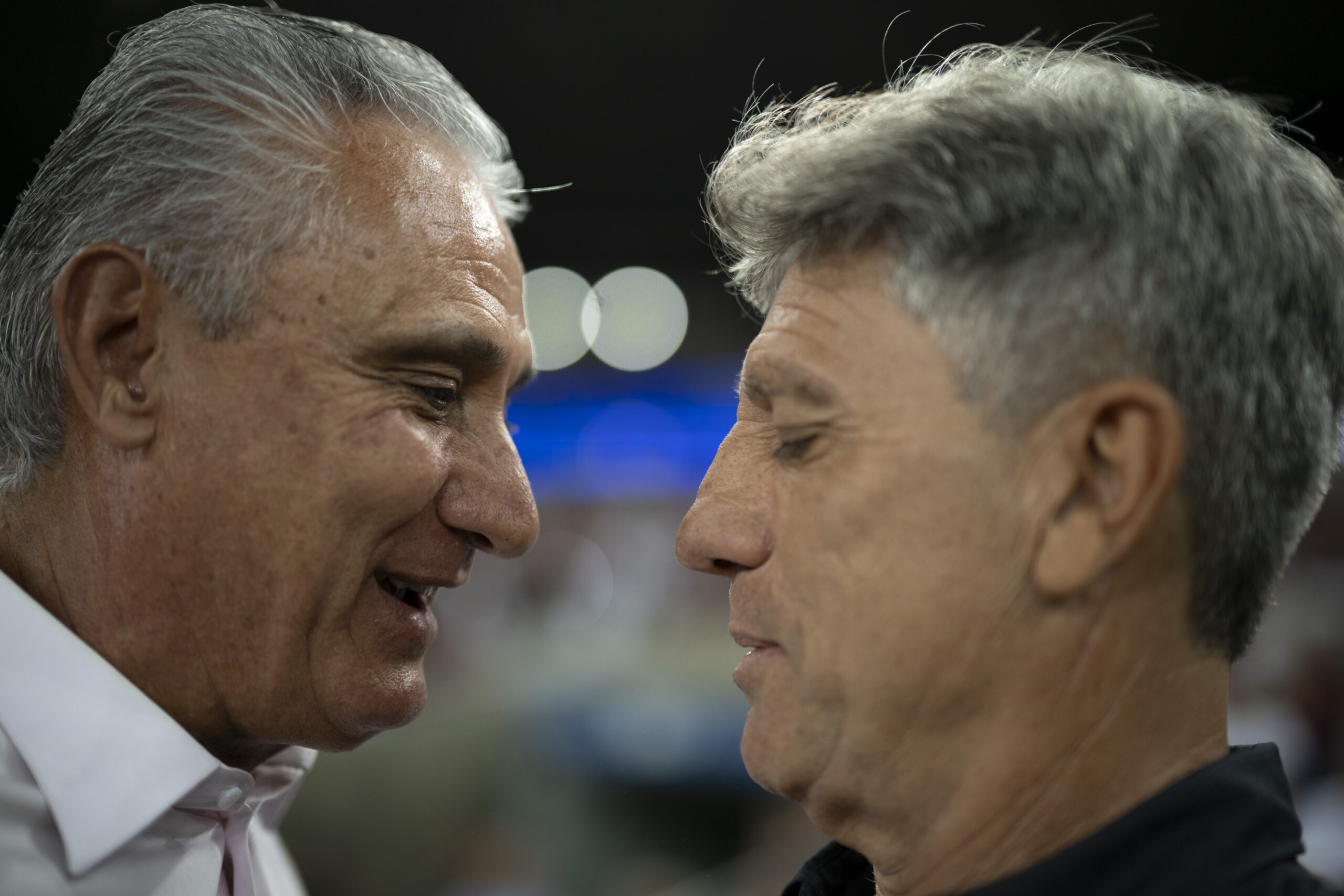 Flamengo de Tite tem defesa tão vazada quanto a do Grêmio de Renato; o que explica isso?