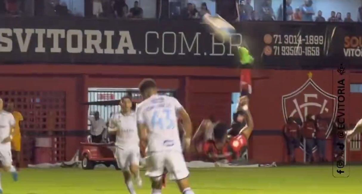 Gol candidato a Puskás? Alerrandro faz pintura de bicicleta no empate entre Vitória e Cruzeiro