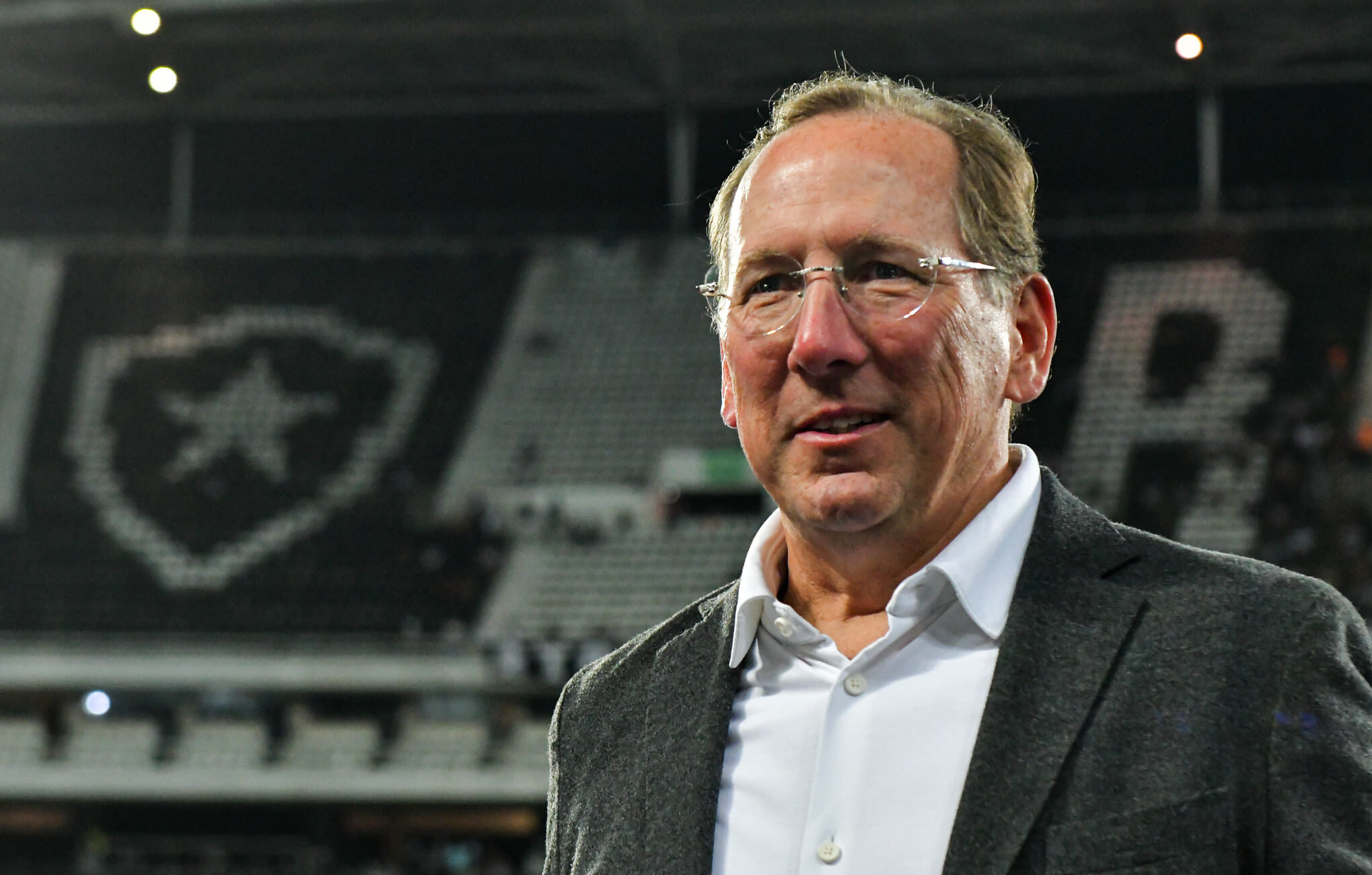 John Textor compartilha crítica de Abel contra a arbitragem e propõe criação de 'nova liga'