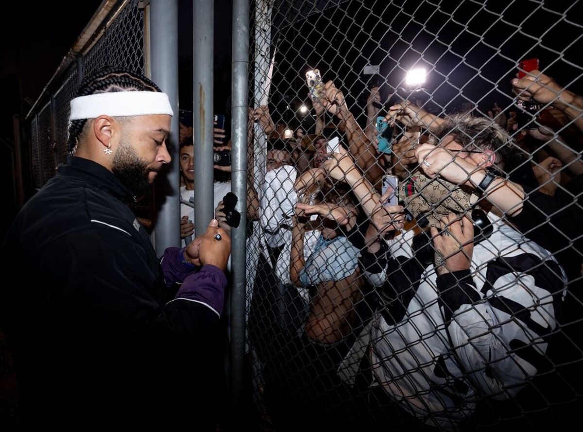 Depay desembarca em São Paulo com festa da torcida do Corinthians e canto personalizado