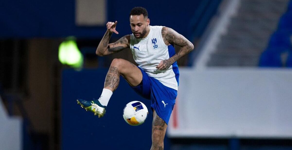 Depois de um ano, Neymar volta a treinar com o grupo do Al-Hilal