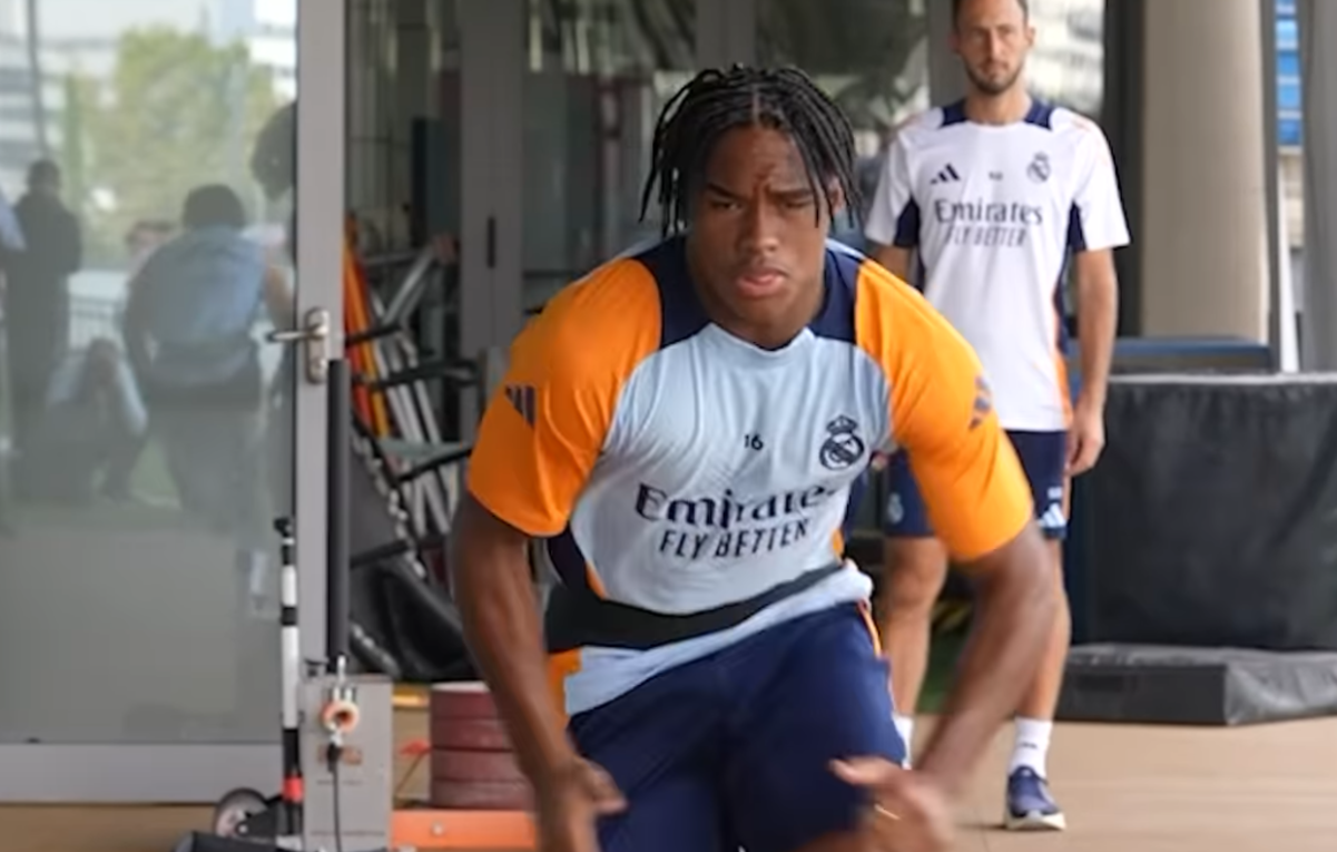 Endrick muda o visual antes do jogo entre Real e Borussia pela Champions