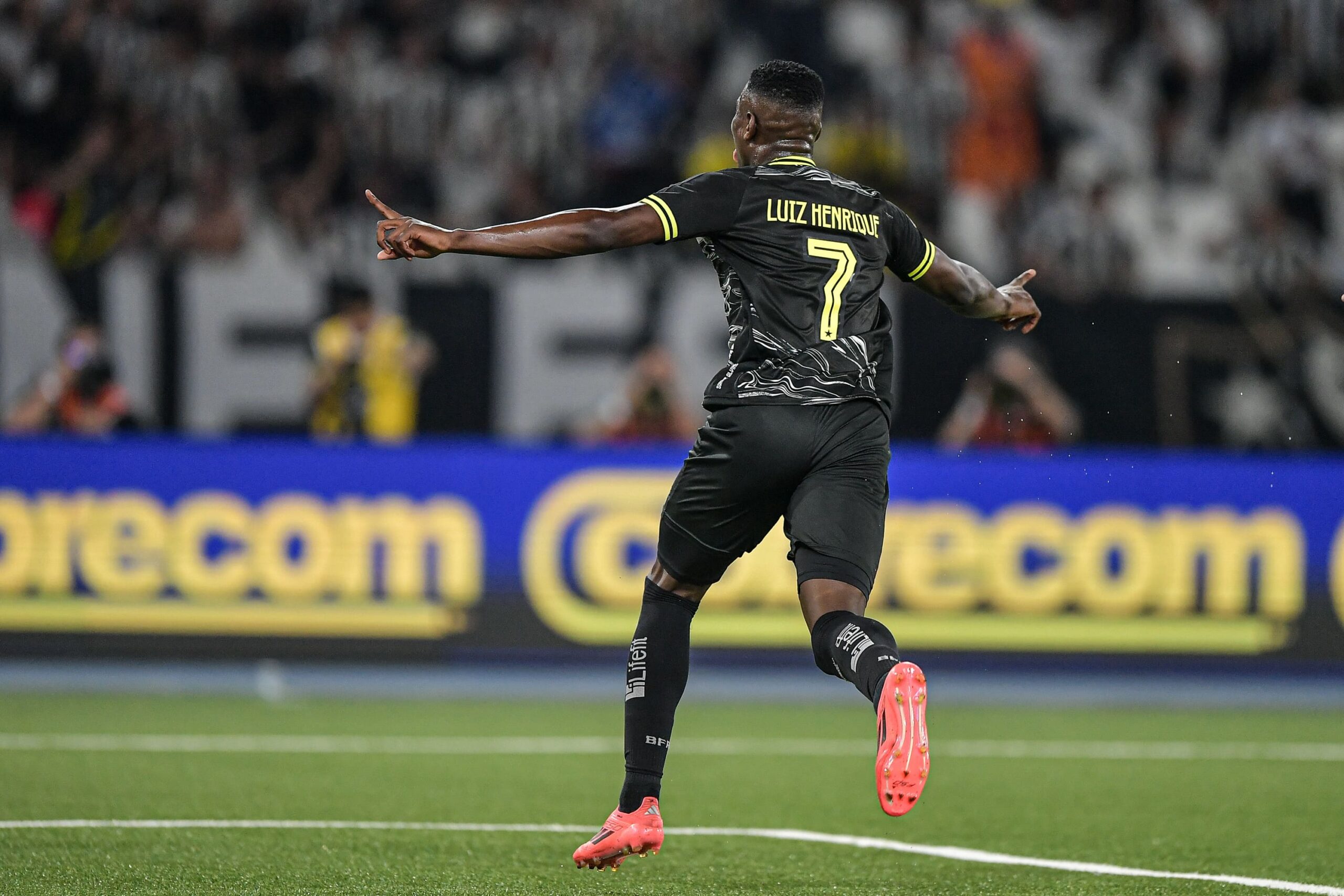 Uma mão na taça: Botafogo alcança 85% de chances de título do Brasileirão