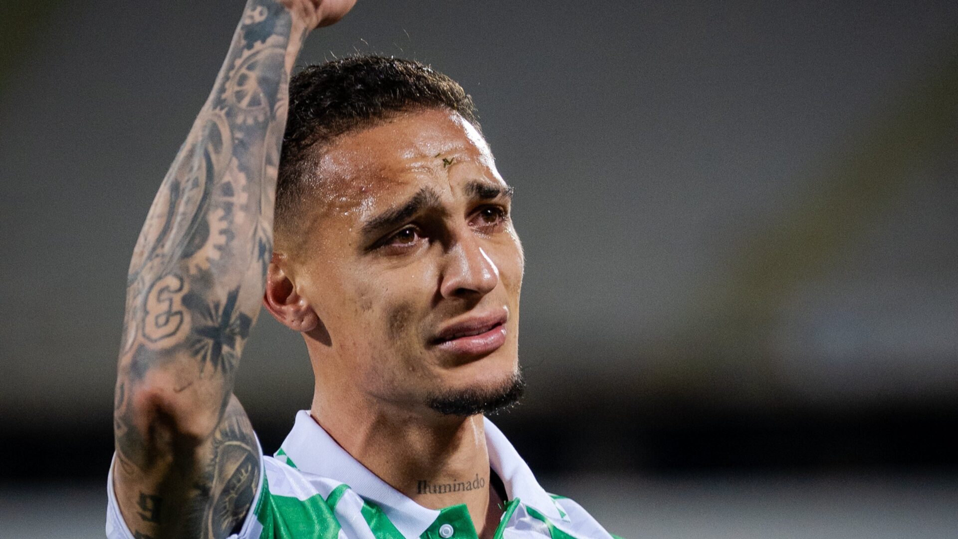 Antony Chora e Conduz Betis à Final da Conference League com Golaço e Emoção