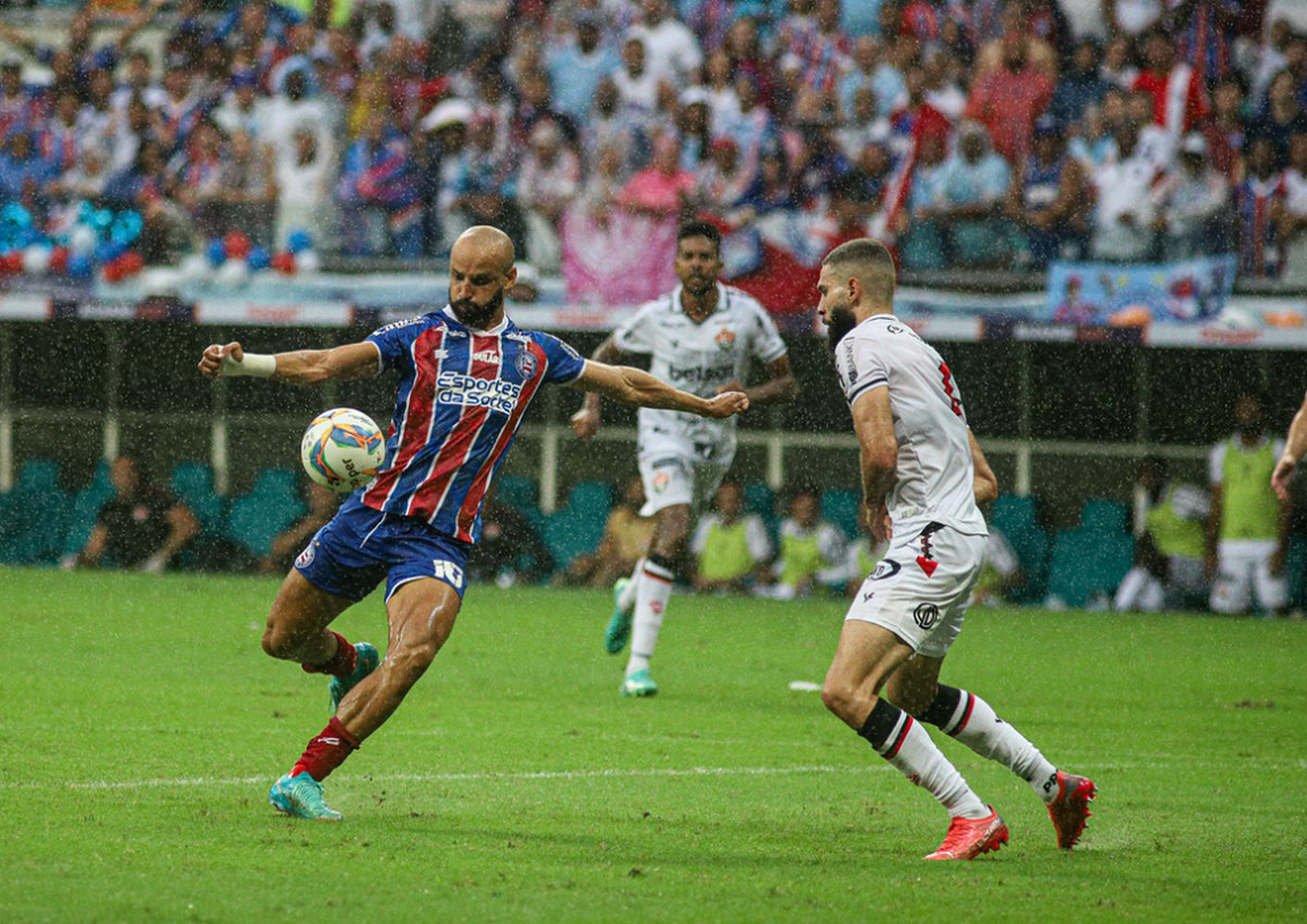 Bahia Vence EC Vitória com Autoridade Após Expulsão Precoce no Brasileirão